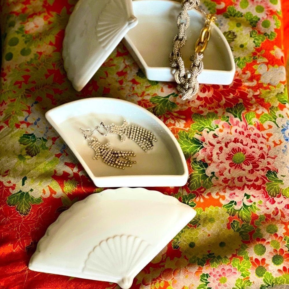♥️VINTAGE PAIR CHINOISERIE BONE WHITE FAN TRINKET DISHES GRAND MILLENNIAL DECOR